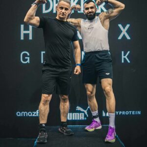 Bo w końcu masz szansę zrzucić zbędne kilogramy skutecznie – bez głodówek, stresu i efektu jojo. Dzięki doświadczeniu zdobytemu podczas setek przeprowadzonych metamorfoz sylwetkowych, opracowałem system, który naprawdę działa – spala tłuszcz, przyspiesza metabolizm i pozwala utrzymać efekty na długo. To nie kolejna obietnica z internetu – to konkretny plan, który krok po kroku poprowadzi Cię do wymarzonej sylwetki. Dzięki niemu zaoszczędzisz czas i pieniądze ! Koniec z testowaniem przypadkowych diet i treningów oraz wydawania na nieskuteczne ,,cudowne rozwiązania,, To 4 tygodnie, które mogą zmienić Twoje ciało, samopoczucie i sposób myślenia o odchudzaniu. Nie czekaj na „lepszy moment” – zrób to teraz i pokaż sobie, że potrafisz.